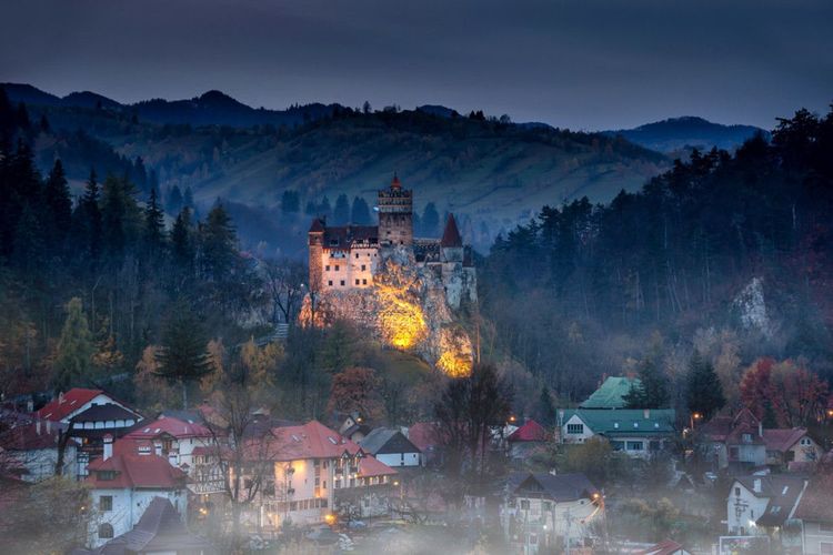 e château de Dracula par une nuit brumeuse, en Roumanie. © Kanuman / Shutterstock