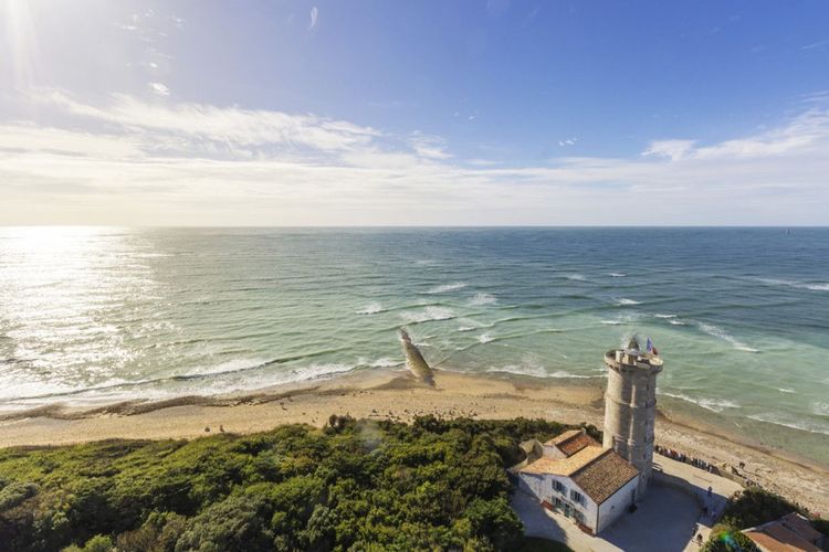 Vue aérienne du phare des Baleines, sur l'île de Ré, à l'extrémité ouest © jbarchietto/Shutterstock