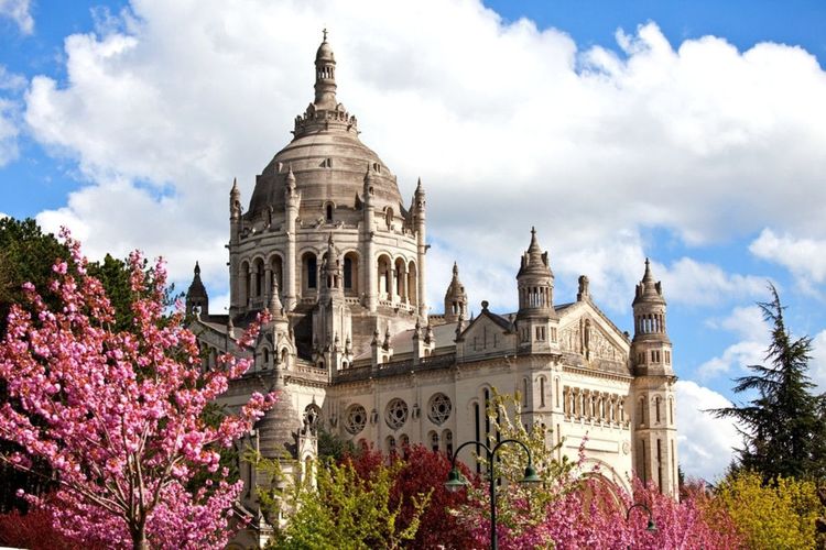 © Patrick Wang / Shutterstock. La basilique Sainte-Thérèse de Lisieux.