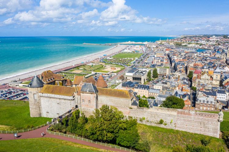 Vue aérienne de la ville de Dieppe, de son front de mer et de son hypercentre