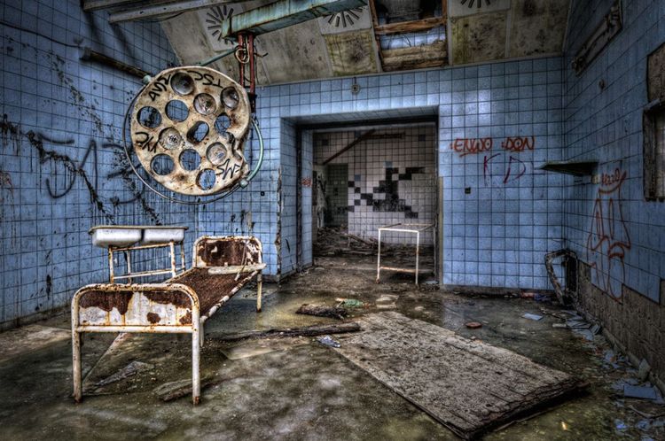 Scène effrayante dans un ancien hôpital abandonné. © Grischa Georgiew / Shutterstock
