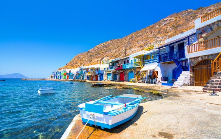 Le pittoresque village de Klima sur l'île de Milos dans les Cyclades, en Grèce. - © Georgios Tsichlis / Shutterstock