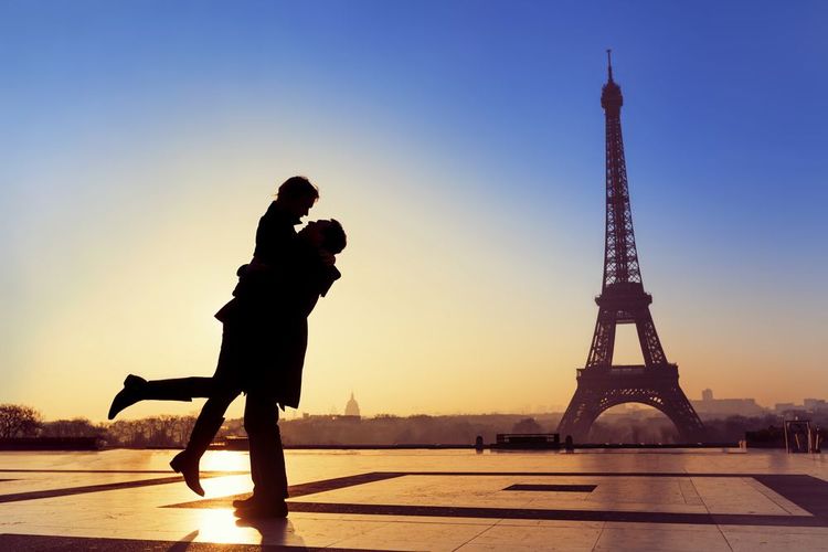 Silhouette d'un couple devant la Tour Eiffel, Paris, France