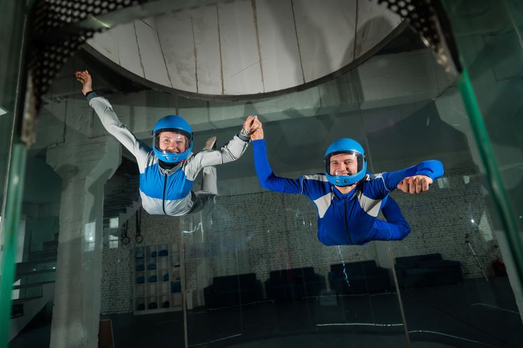 Un simulateur de chute libre dans une soufflerie