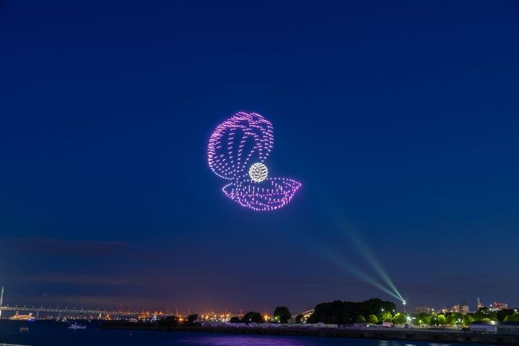 Spectacle de drones au bord de l'eau