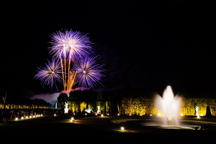 Le spectacle des grandes eaux nocturnes dans les jardins du château de Versailles