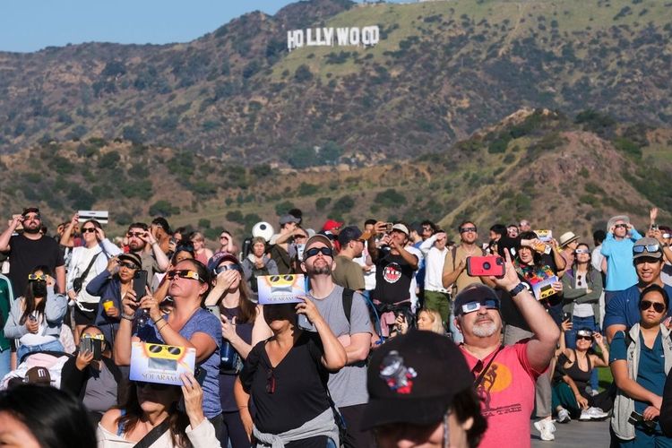 Spectateurs attendant de voir une éclipse solaire à Los Angeles
