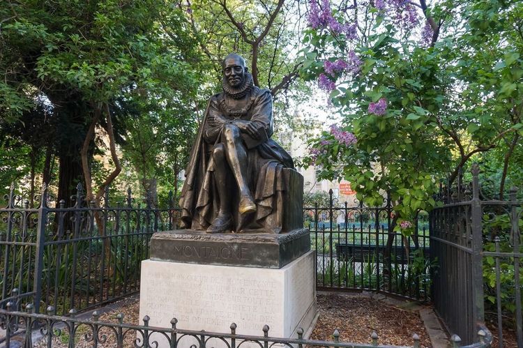 La statue de Montaigne et son pied jauni