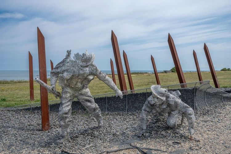 Statue de soldats à Arromanches