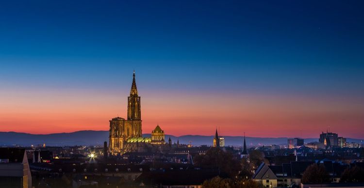 Coucher de soleil et vue panoramique sur la Cathédrale de Strasbourg