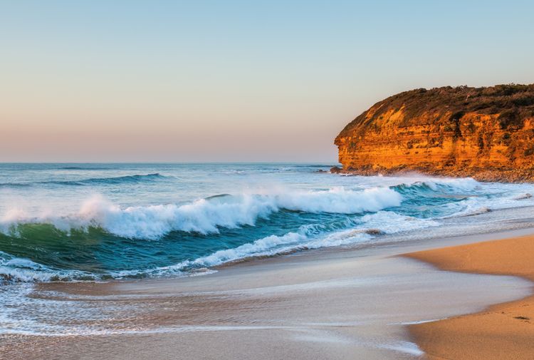 Le jour se lève sur la plage de Bells Beach