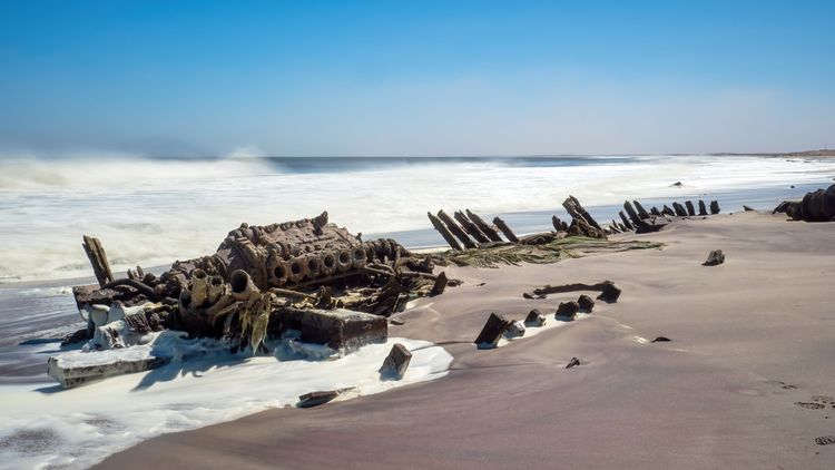 Une carcasse de bateau sur la plage de la Côte de squelettes