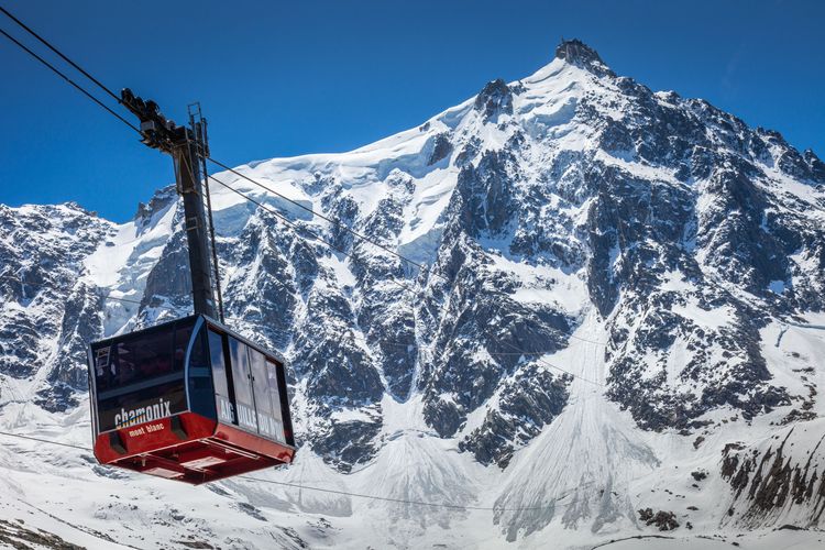 Téléphérique allant vers l'aiguille du midi, Chamonix
