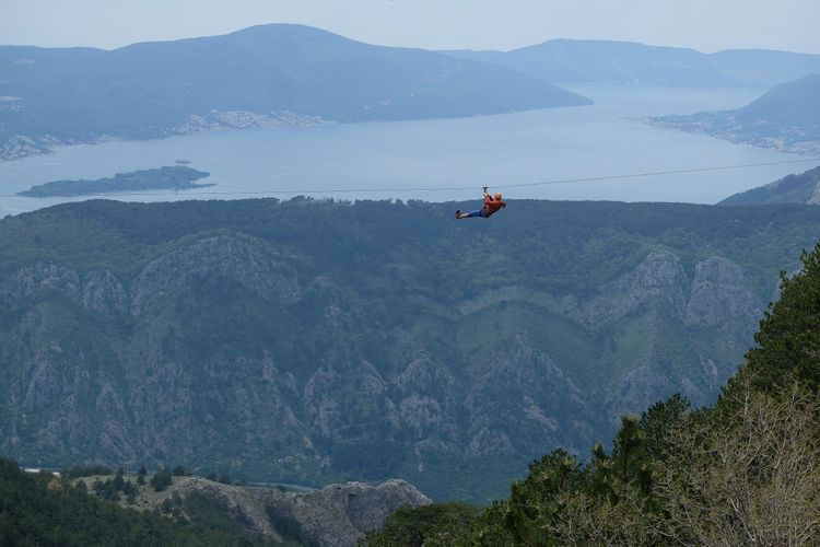 Une descente en tyrolienne au dessus de la baie de Kotor au Monténégro