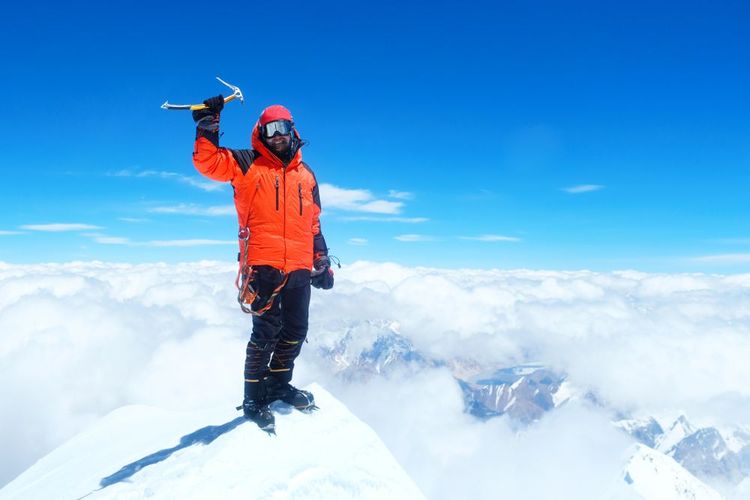 Un alpiniste sur le sommet de l'Everest, Népal