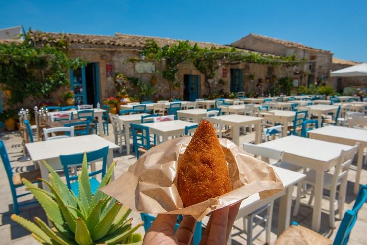 Un arancini sur la terrasse d'un restaurant sicilien, Sicile, Italie
