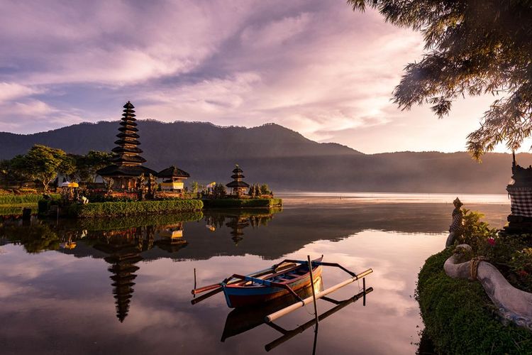 Un beau lever de soleil sur le lac Bratan avec le temple d'Ulun Danu en fond, Bali, Indonésie