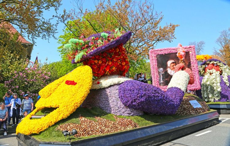 Un char décoré de tulipes au festival Bloemencorso Bollenstreek
