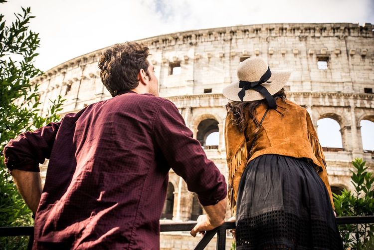 Un couple devant le Colisée à Rome, Italie