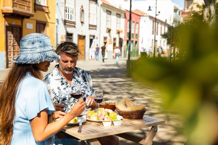 Una coppia che gusta la cucina canaria sull'isola di Tenerife, Isole Canarie © Turismo de Tenerife