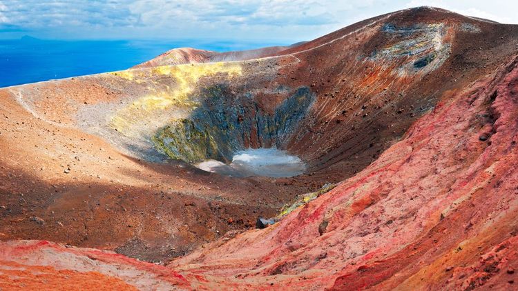 Un cratère coloré sur l'île de Vulcano, Îles Eoliennes, Italie