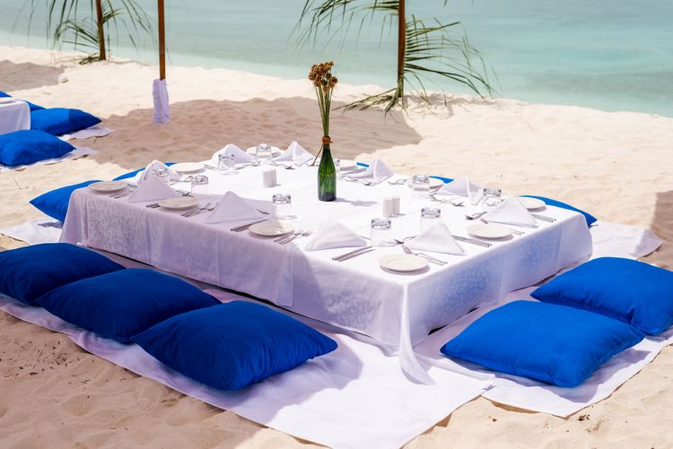 Un déjeuner privé sur l'île déserte Thanburudhoo Faru près de l'hôtel Sun Siyam Iru Fushi aux Maldives