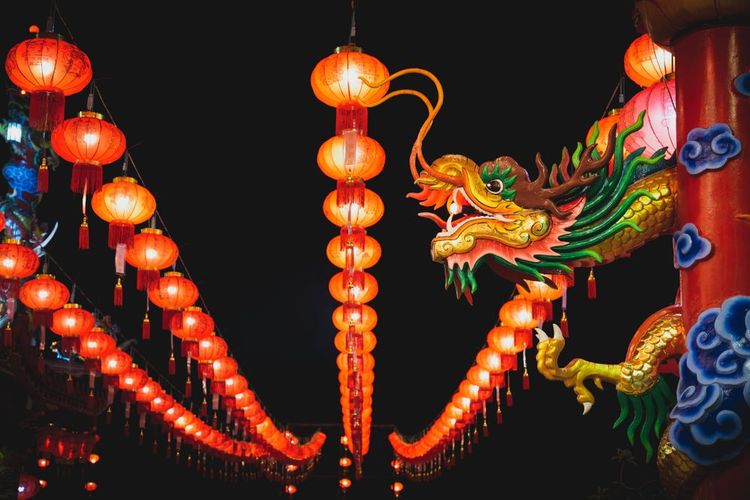 Un dragon et des lanternes chinoises