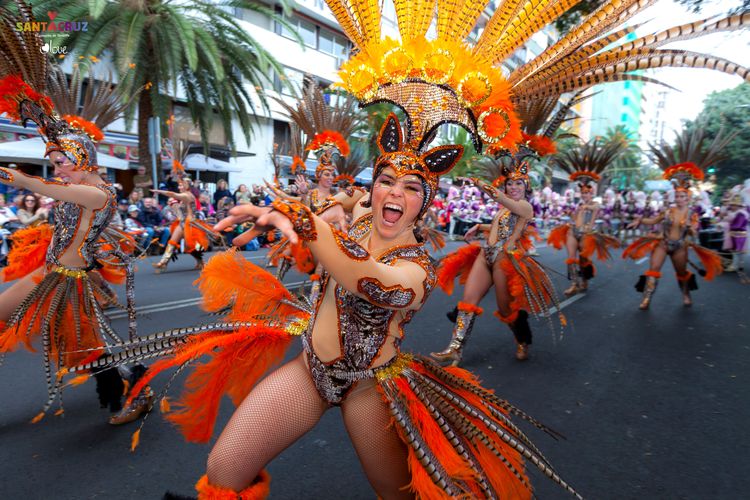 Un groupe de danse durant le Carnaval de Santa Cruz à Tenerife, Îles Canaries © Turismo de Tenerife