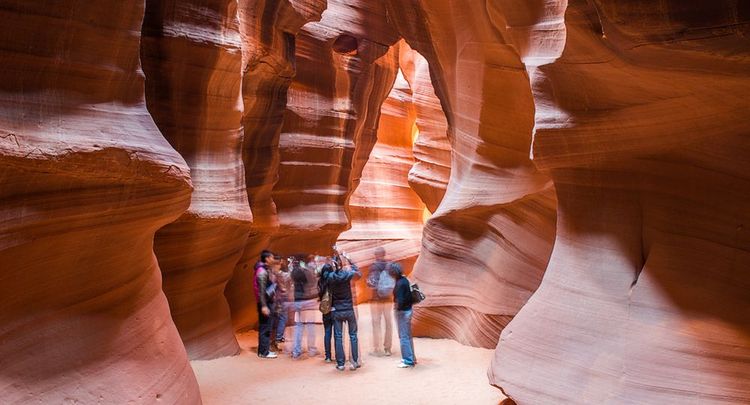 Un groupe de touristes visitant Antelope Canyon