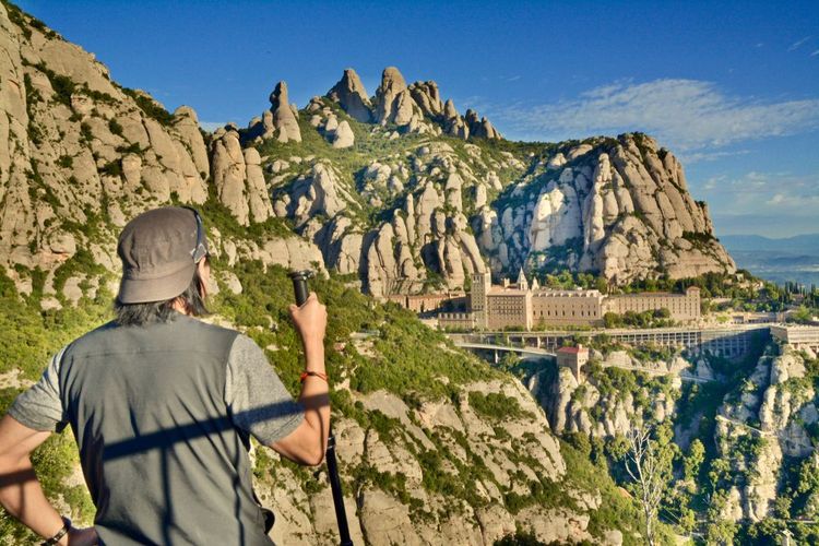Un homme face à la montagne de Montserrat près de Barcelone
