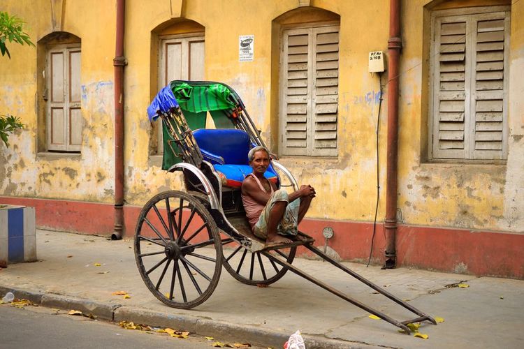 Un rickshaw de tracción humana en las calles de Calcuta (India)