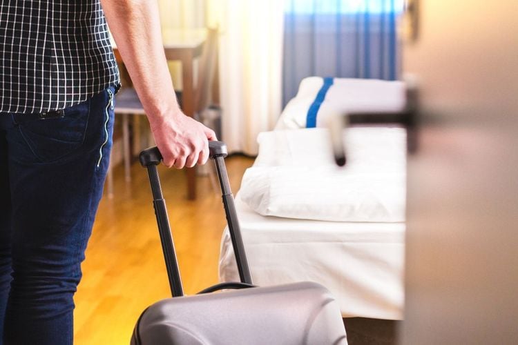 Un touriste découvrant sa chambre d'hôtel