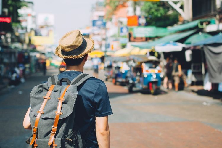 Un voyageur en pleine découverte culturelle