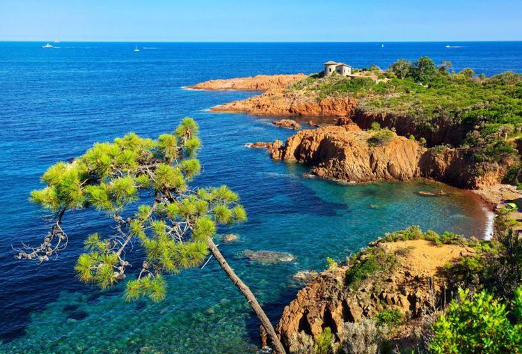 Une crique rougeoyante du Massif de L'Esterel