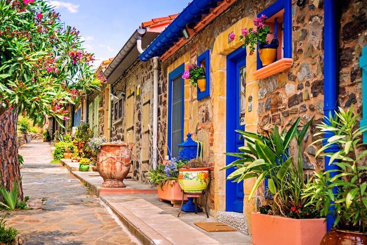Une des ruelles colorées de la ville de Collioure, Occitanie