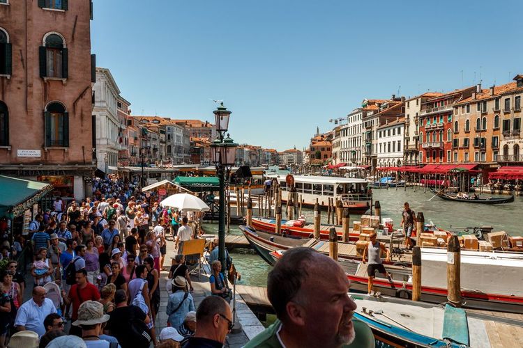 Une foule de touriste près du Grand Canal