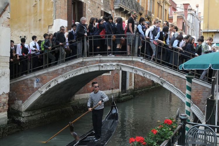 Une foule de touriste sur un pont de Venise