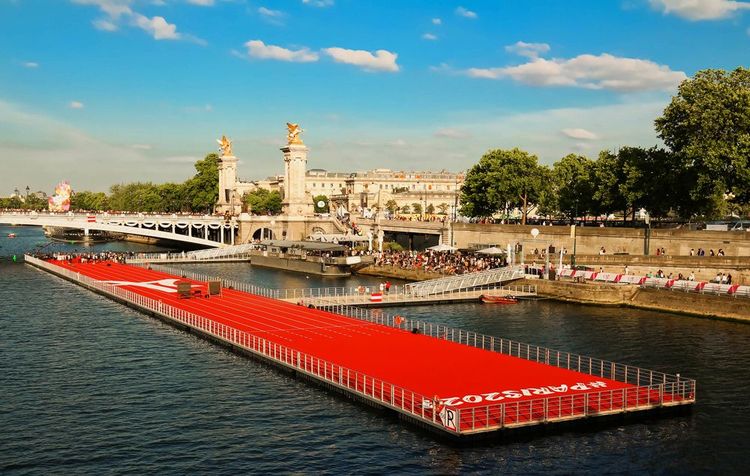 Une installation pour les JO de Paris 2024 sur la Seine, Paris, France
