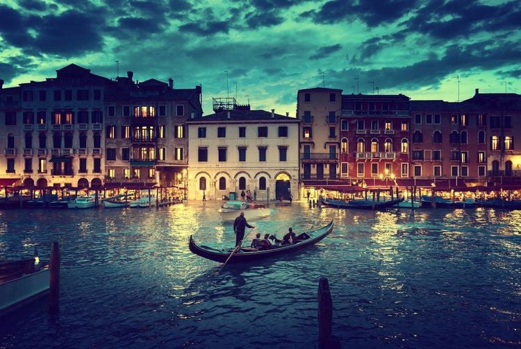Une promenade en gondole à la nuit tombée, à Venise