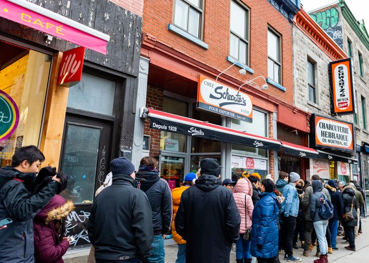 Una coda di clienti fuori dal ristorante Schwartz's