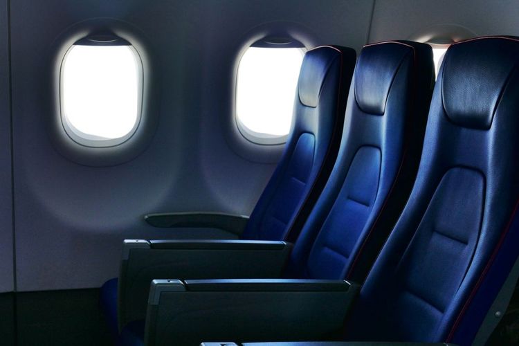 Une rangée de trois sièges dans un avion