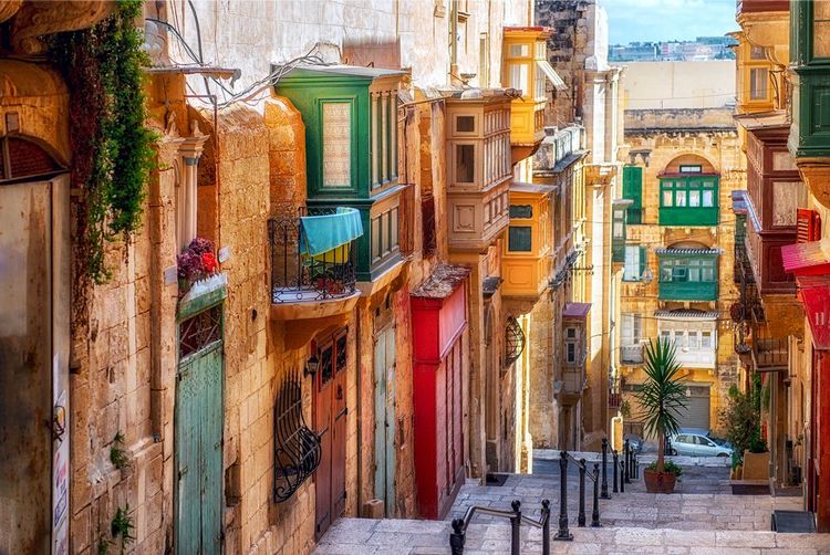 Une rue étroite de La Valette avec ses balcons colorés, Malte