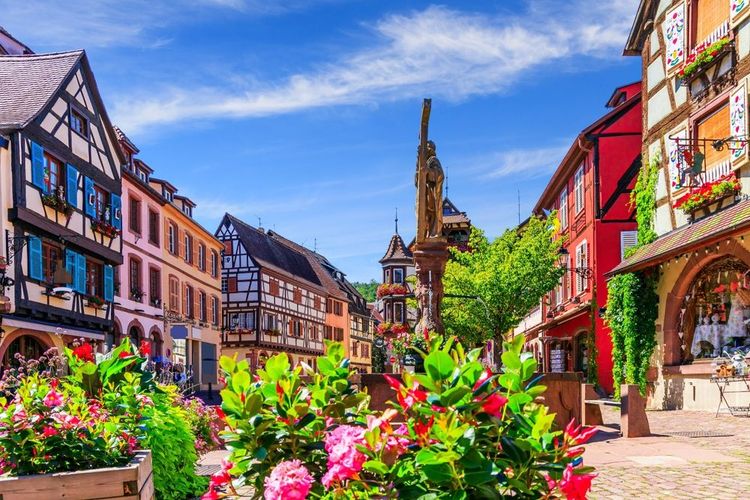 Une rue pittoresque composée maisons à colombage traditionnelles sur la route des vins d'Alsace
