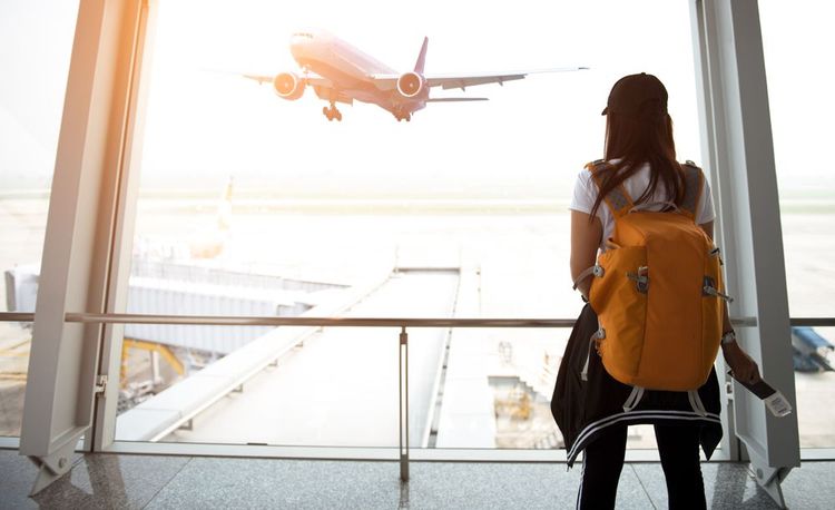 Une touriste dans un aéroport avec son sac à dos