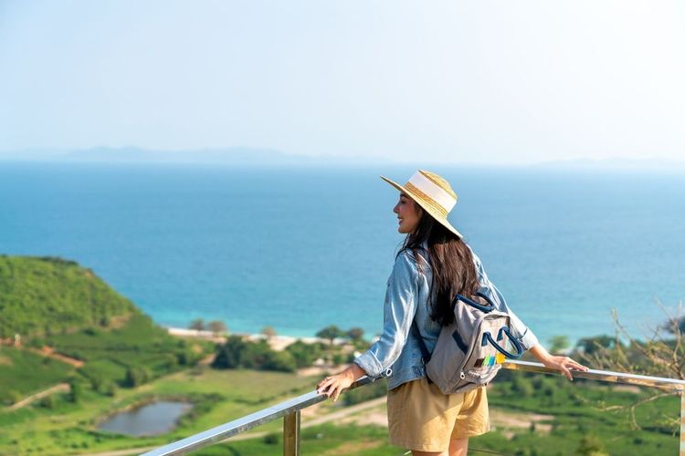 Une touriste profitant de la vue panoramique sur la nature