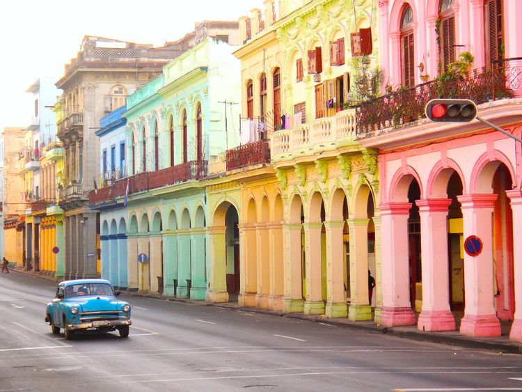 Une voiture d'époque dans les rues de La Havane, Cuba
