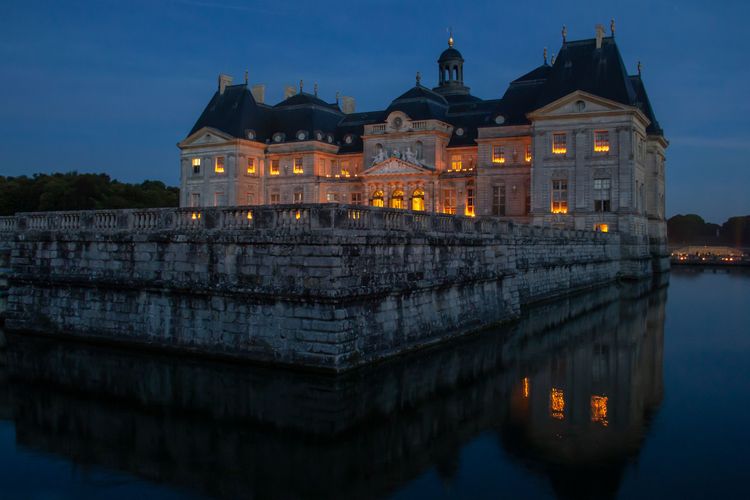 Le château de Vaux le Vicomte et ses jardins éclairés aux chandelles