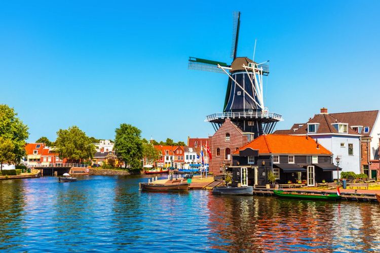 Vieille ville et moulin de Haarlem, Pays-Bas