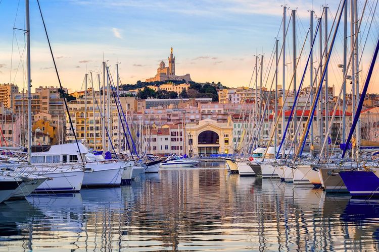 Le Vieux Port de Marseille et ses bateaux sous le regard de Notre Dame de la Garde, en arrière plan