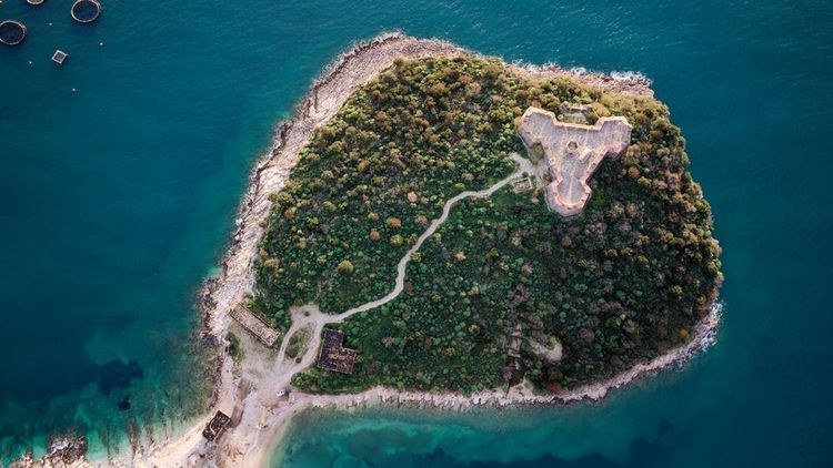 Vue aérienne de drone sur le château de Porto Palermo en Albanie.